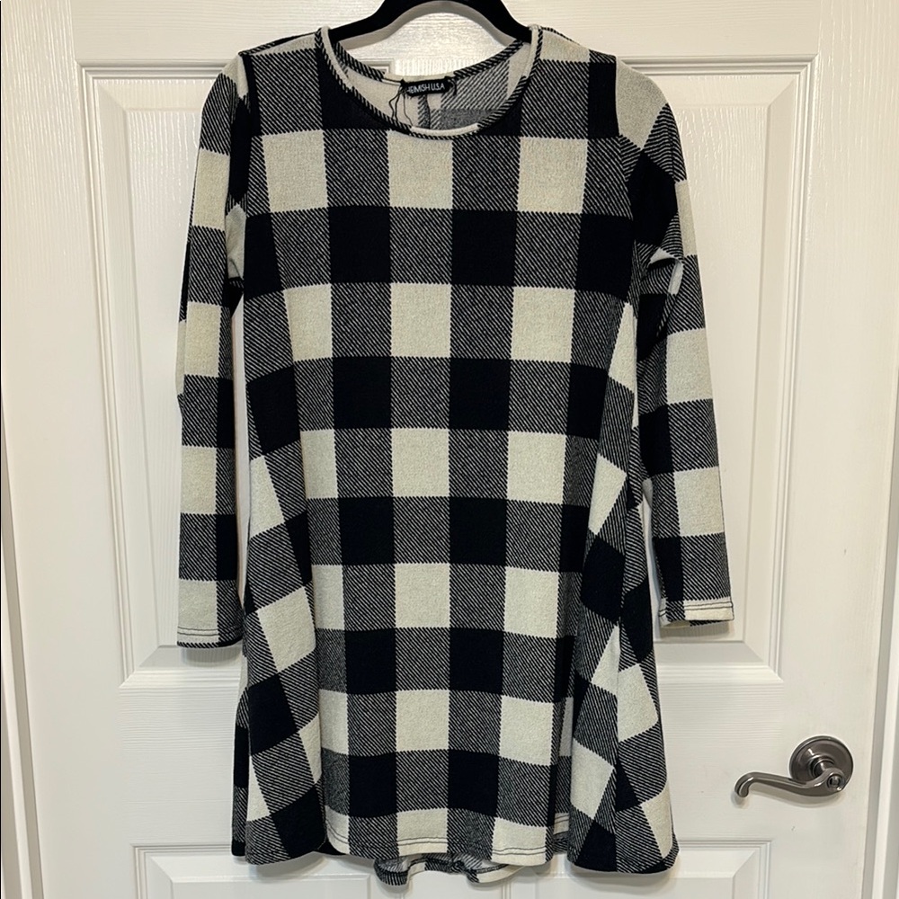 Black and white checked long-sleeve dress